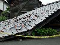地震で倒壊した建物