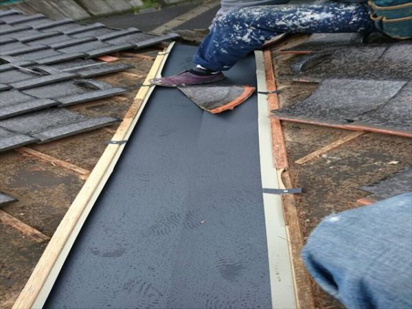 岡山県津山市　屋根工事　雨漏り修理　ガルバリウム鋼板谷板金