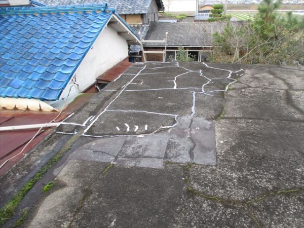 岡山市南区で屋根工事　カバー工法　雨漏り修理　工事前陸屋根