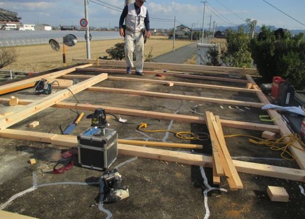 岡山市南区で屋根工事　カバー工法　雨漏り修理　勾配修正