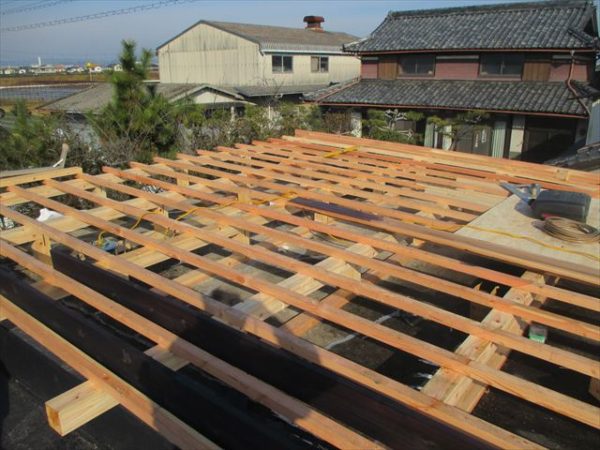 岡山市南区で屋根工事　カバー工法　雨漏り修理　勾配修正