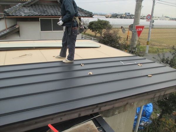 岡山市南区で屋根工事　カバー工法　雨漏り修理　工事中