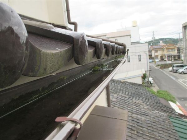 岡山県倉敷市で屋根工事　雨漏り修理　雨どい修理　雨水がたまっています
