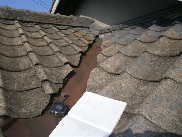 雨漏り修理　屋根葺き替え　谷板金赤さび