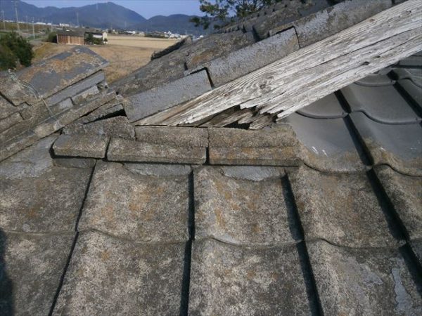 屋根工事　雨漏り修理　破風板腐っています