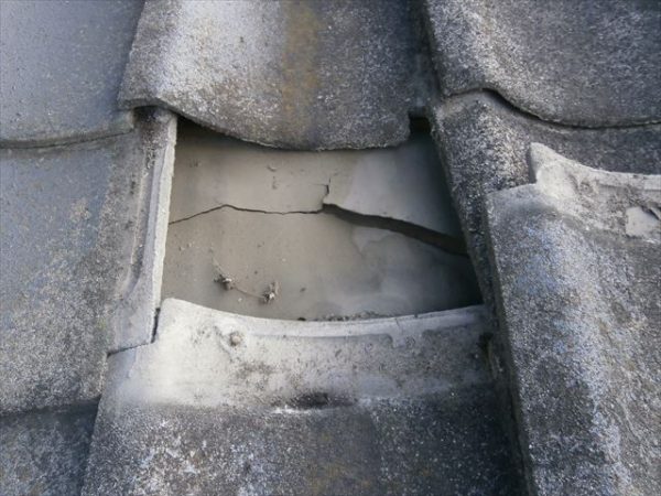 屋根工事　雨漏り修理　防水紙破れている