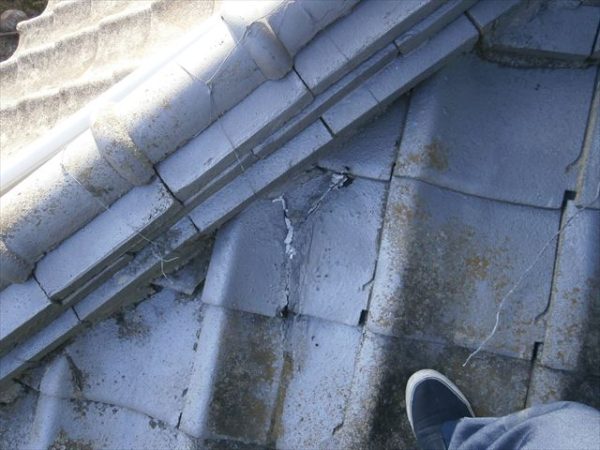 屋根工事　雨漏り修理　割れ瓦